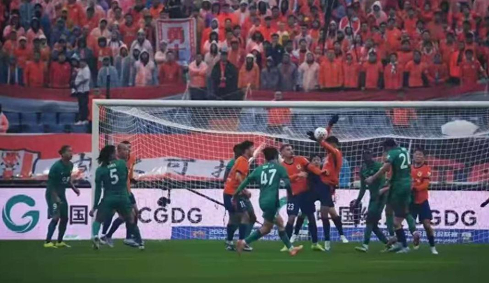 免费足球比赛-京鲁大战争议瞬间被无视？国安成受害者？裁判尺度统一性引发质疑|泰山|北京国安|中超联赛|山东泰山|克雷桑_新浪体育_新浪新闻